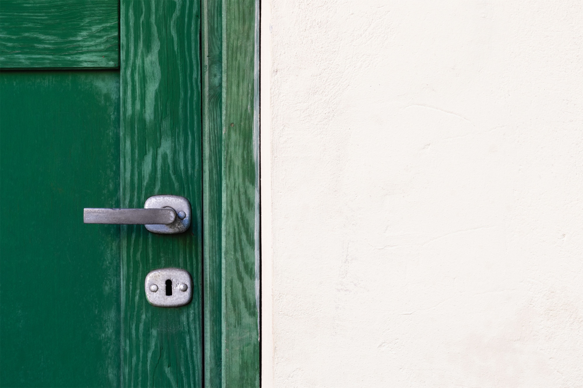 A green door and knob to symbolize the decision of going from side-hustle to full-time